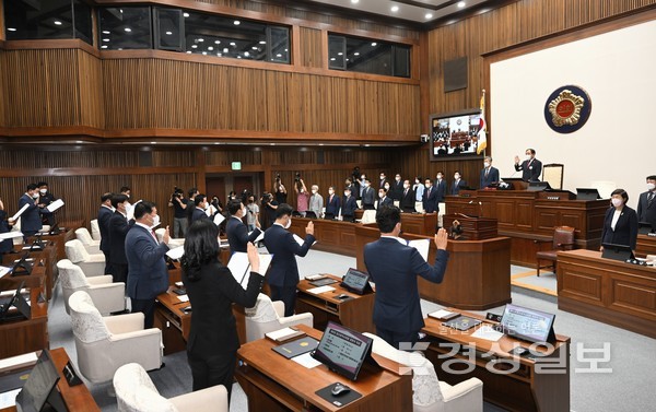 8일  울산시의회 본회의장에서 열린 제8대 시의회 개원식에서   김기환 시의장과 시의원들이 선서를 하고 있다.  김동수기자 dakim@ksilbo.co.kr