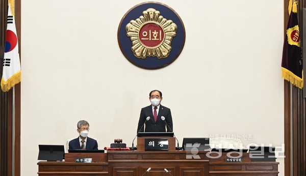 제8대 울산광역시의회 개원식이 8일  시의회 본회장에서  열렸다.   김기환 시의장이 개원사를 하고 있다.  김동수기자 dakim@ksilbo.co.kr