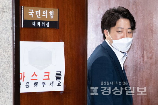 ▲ 지난 8일 중앙윤리위원회에 출석해 ‘성 상납 증거인멸 교사’ 의혹에 대해 소명한 국민의힘 이준석 대표가 국회를 나서고 있다. 연합뉴스