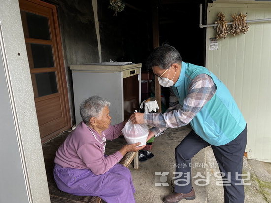 ▲ 남목노인복지관은 13일 지역내 취약층 노인 80명을 대상으로 ‘함께라서 행복한 남목, 든든하닭’ 행사를 진행했다.