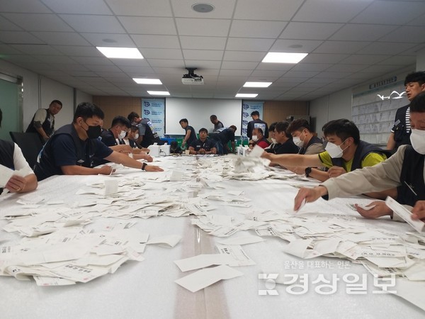 현대차 노조가 19일 노조 사무실에서 올해 임협 잠정합의안에 대한 조합원 찬반투표 개표 작업을 하고 있다. 현대차 노조 제공