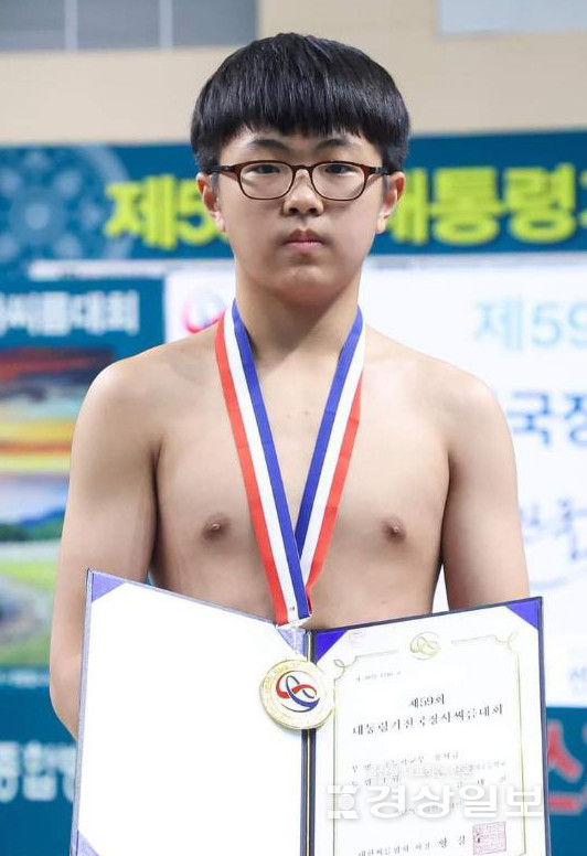 ‘제59회 대통령기 전국장사씨름대회’ 용사급에서 우승한 양지초 6학년 김태진.