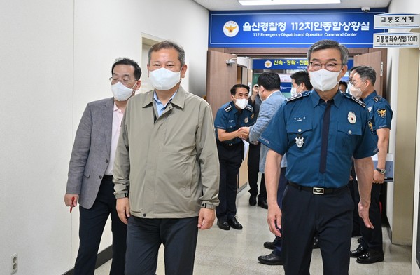 30일 이상민 행정안전부 장관이 울산지방경찰청을 방문해 박성주 청창의 안내를 받으며 청내에 들어서고 있다. 김동수기자 dskim@ksilbo.co.kr 