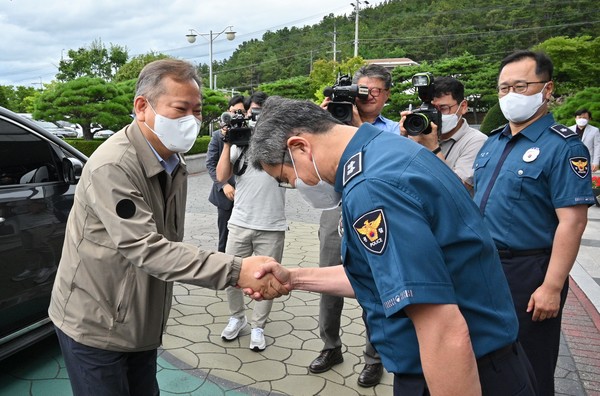 30일 이상민 행정안전부 장관이 울산지방경찰청을 방문해 박성주 청창과  악수하고 있다. 김동수기자 dskim@ksilbo.co.kr 
