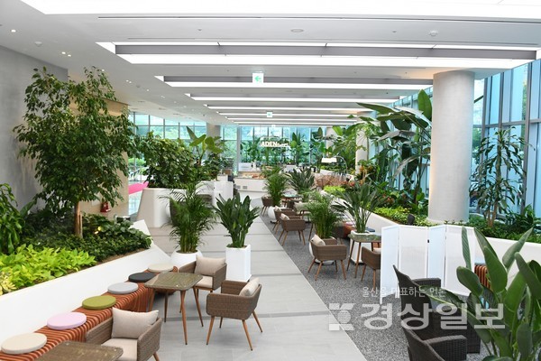 BNK부산은행은 본점 1층 로비에 마련된 ‘B: FOREST(비: 포레스트)’