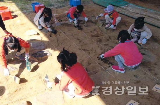 ▲ 울산대곡박물관 어린이 고고학 체험교실 모습.