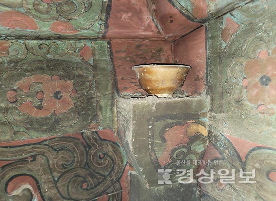 ▲ 통도사 대광명전에서 발견된 조선시대 채기(彩器·물감 그릇). 문화재청·통도사 성보박물관 제공
