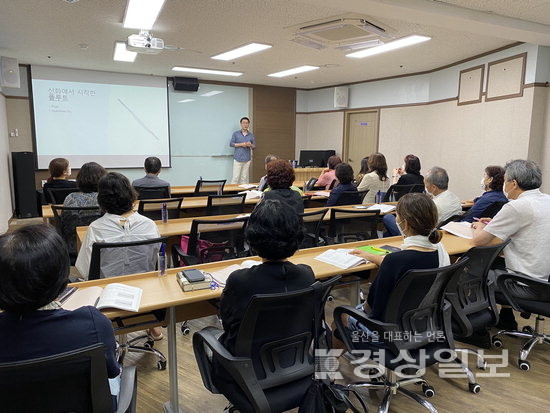 ▲ 울산문화예술회관이 교육 ‘예술작품 탐구’를 진행한다. 사진은 지난해 교육 장면.