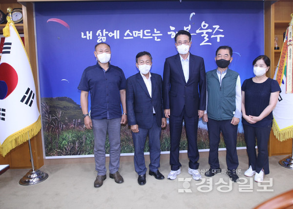 울산 울주군 온산상인회(회장 권오룡)는 22일 울주군청을 방문해 이순걸 울주군수와 주차장 문제 등 현안 간담회를 가졌다.