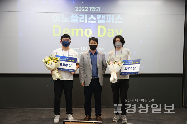 '2022년 1학기 이노폴리스캠퍼스 Demo Day'에서 최우수상을 차지한 (주)더로드 김유빈 대표(왼쪽)와 (주)파일러 오재호 대표(오른쪽). UNIST 제공