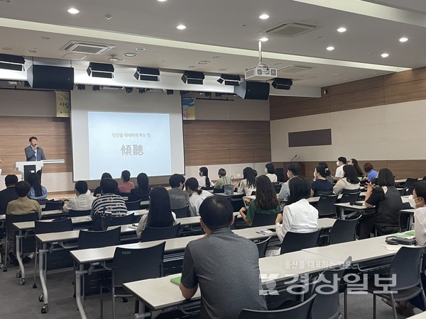 이상한 변호사 우영우 드라마의 에피소드 원작자인 조우성 변호사가 울산대학교 국제관 국제회의실에서 법률 강연을 진행했다.