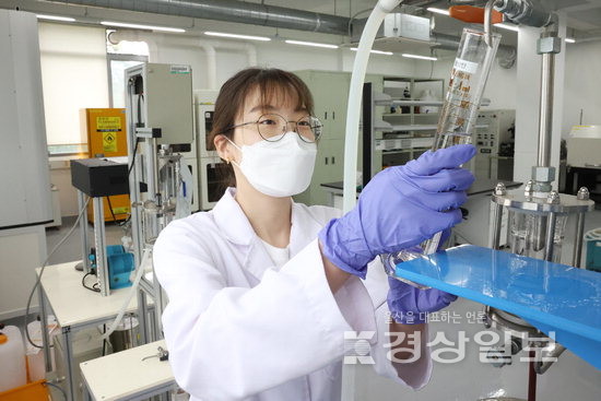 ▲ 화학공학부 화학 실험 모습.