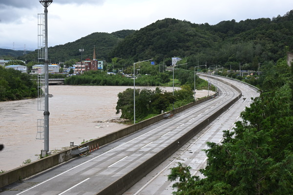 6일 새벽 울산 울주군 반천일대 태화강 수위가 올라가면서 울산ㅡ언양고속도로가 전면통제됐다. 김동수기자