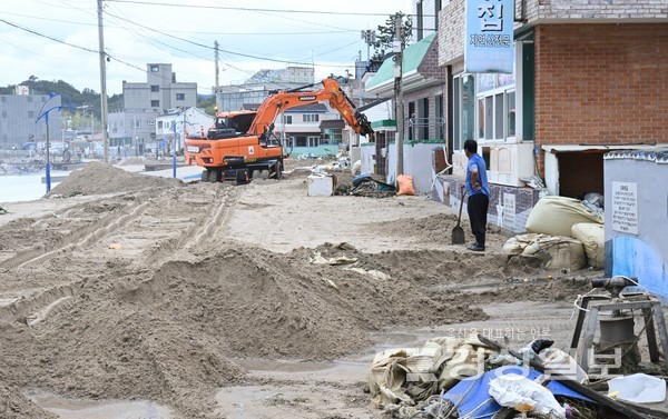 6일 태풍 힌남노의 영향으로 울산시 울주군 서생면 나사리 마을이 해일과 함께 밀려온 모래로 뒤덮여 있다. 김동수기자 dskim@ksilbo.co.kr