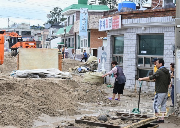 6일 태풍 힌남노의 영향으로 울산시 울주군 서생면 나사리 마을이 해일과 함께 밀려온 모래로 뒤덮여 있다. 김동수기자 dskim@ksilbo.co.kr