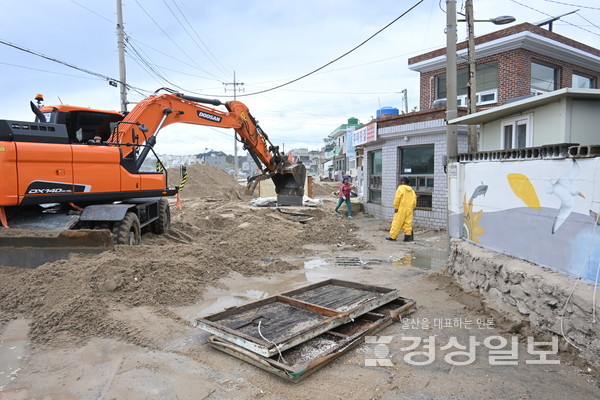 6일 태풍 힌남노의 영향으로 울산시 울주군 서생면 나사리 마을이 해일과 함께 밀려온 모래로 뒤덮여 있다. 김동수기자 dskim@ksilbo.co.kr