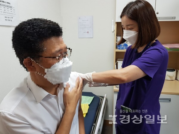 한국건강관리협회 울산지부에서는 울산에서 지난 2020년 3월 이후 2년 6개월 만에 인플루엔자(독감) 바이러스가 검출되며 추석 연휴를 앞두고 독감 백신 예방 접종에 들어갔다.