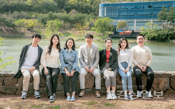 UNIST 생명과학과 발생학연구실 연구진들. 왼쪽 네 번째가 박태주 교수(교신저자), 오른쪽 첫 번째가 장동길 박사(제1저자).