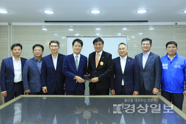 최재호 무학 회장이 손병환 NH농협금융지주 회장으로부터 ESG경영 실천 우수기업 감사패를 전달받고 기념촬영을 하고 있다.