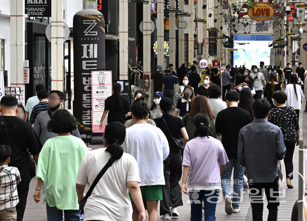 추석인 10일 오후 울산 중구 젊음의거리를 찾은 가족단위의 시민들이 산책을 하며 휴일을 보내고 있다. 김경우기자 woo@ksilbo.co.kr