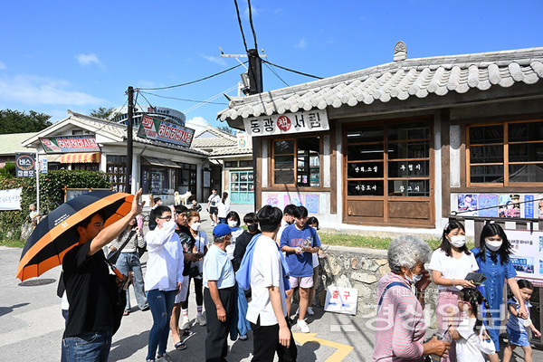 추석 연휴인 11일 울산 주요 관광지는 휴일을 즐기려는 사람들로 붐볐다. 남구 고래문화마을을 찾은 관광객들이 장생포 옛마을을 둘러보고 있다. 김경우기자 woo@kailbo.co.kr