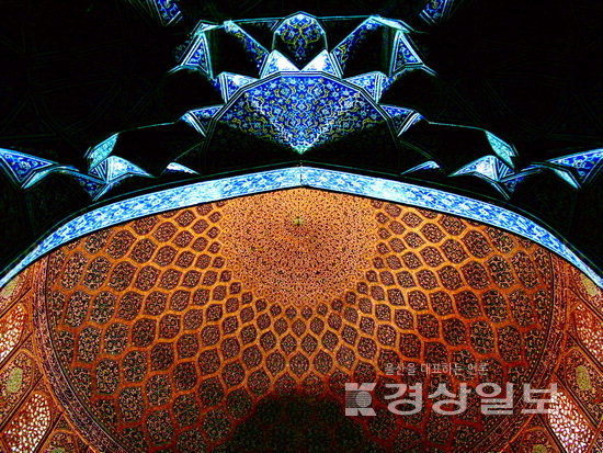 ▲ 정교하고 화려한 모자이크 문양들이 신비로운 빛을 토해내는 쉐이크 로폴라 모스크 돔 천장.