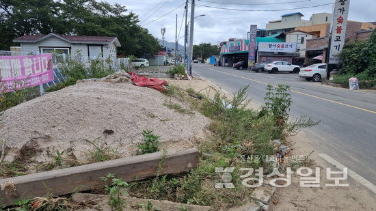▲ 울산 울주군 두동면 봉계불고기단지 입구에 태풍에 떠밀려 온 흙과 나뭇가지 등이 쌓여 있다.