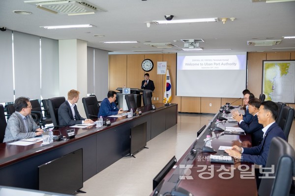 울산항만공사(사장 김재균)는 글로벌 선박 및 터미널 기업인 노르웨이의 오드펠을 대상으로 20일 울산항마린센터 12층 대회의실에서 울산항 액체화물 물동량 증대 및 활성화를 위한 CEO 포트세일즈를 실시했다.
