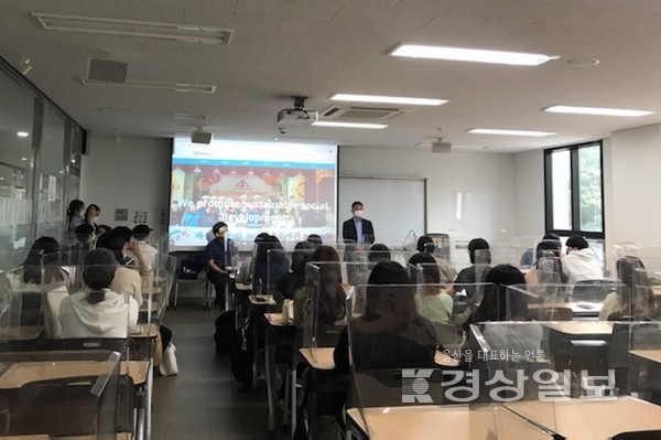 지역사회 소외계층에게 나눔과 섬김을 실천하는 따뜻한손길(대표 박병규)은 20일 백정현 사무총장 등 관계자들이 부산여대와 부산외대을 찾아 1년 동안 몽골로 파견을 떠나는 봉사단원들을 대상으로 설명회와 강의를 개최했다.