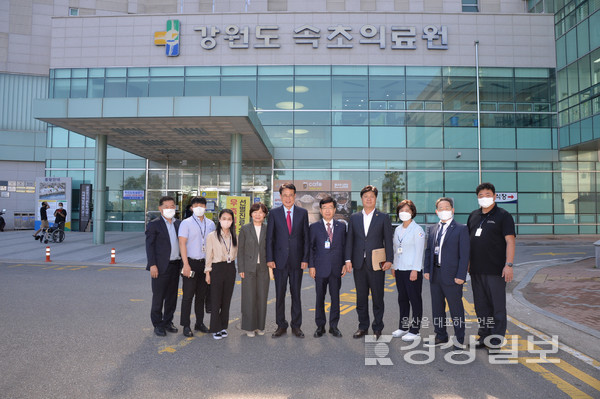 이순걸 울산 울주군수가 지난 23일 공진혁 시의원 및 관계 공무원 일행과 함께 강원도 속초시 속초의료원을 방문해 공공의료시설 설립 과정과 운영상황 등에 관해 의견을 청취했다.