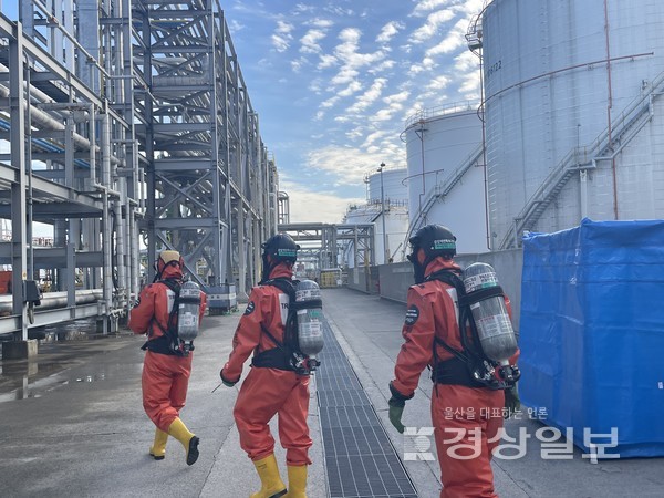 울산해양경찰서는 지난 23일 온산항 SOIL 4부두 및 인근 해상에서 유해화학물질 해상유출 사고에 효율적으로 대응하기 위한 민·관 합동훈련을 실시했다.