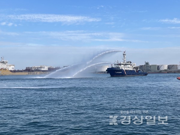 울산해양경찰서는 지난 23일 온산항 SOIL 4부두 및 인근 해상에서 유해화학물질 해상유출 사고에 효율적으로 대응하기 위한 민·관 합동훈련을 실시했다.