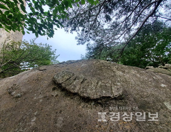 아기장수가 두개의 줄을 이용해 바위를 멨다는 전설이 전해지는 바위