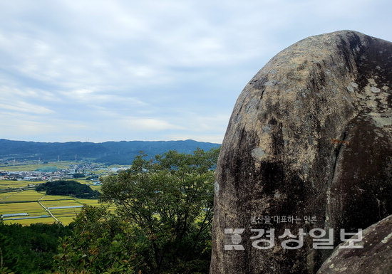 아기봉산 정상 부근의 거대한 바위들은 멋스러움과 긴장감을 불러일으킨다. 