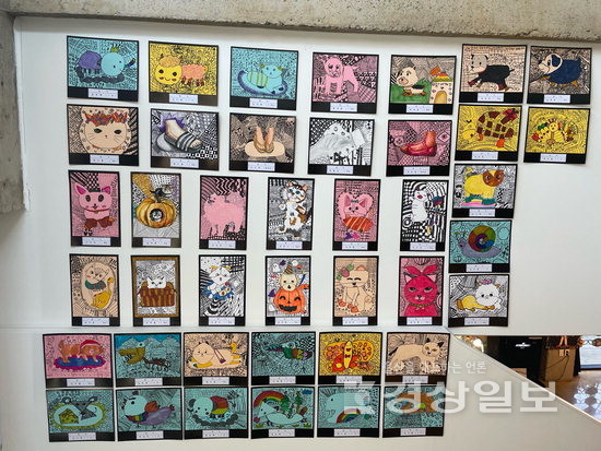 ▲ 곽암아트갤러리는 10월16일까지 북구 예쁜들 그림터 미술학원생들의 작품을 전시한다.