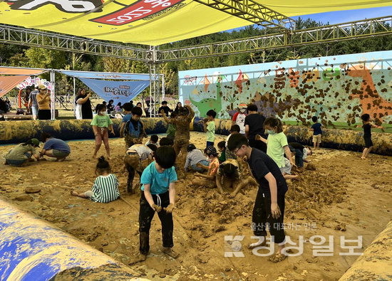 ▲ 어린이 ‘흙놀이터’ 체험.