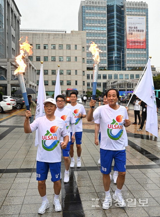 ▲ 제103회 전국체육대회와 제42회 전국장애인체육대회 첫 봉송주자가 4일 울산시청을 출발하고 있다.