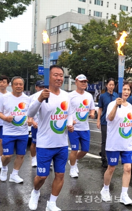 ▲ 성화봉송 2구간에서 서종덕 신정1동 체육회장, 김원효 울산건축사회 회장, 송상옥씨 등 주자들이 성화를 봉송하고 있다