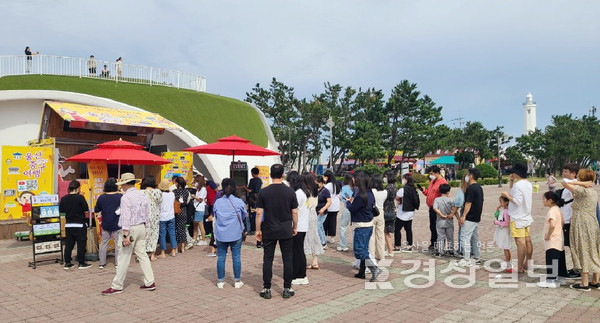 울산 중구는 지역의 주요 관광 자원과 대표 상징물인 울산큰애기를 홍보하기 위해 지난 1일부터 16일까지 부산 태종대, 포항 호미곶, 대구 동성로 등에서 ‘찾아가는 울산 중구 관광홍보관’을 운영한다.