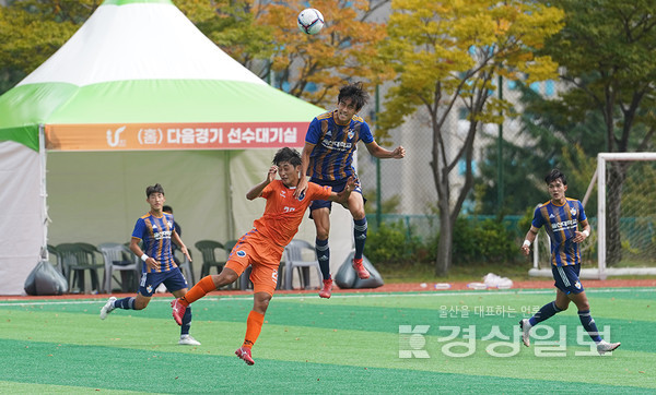 울산전국체전 축구 남자대학부 단체전에서 울산대학교 김경민 선수가  상대선수와 헤딩볼을 다투고 있다. 김도현 기자 gulbee09@ksilbo.co.kr