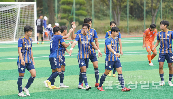 울산전국체전 축구 남자대학부 단체전에서 울산대학교 허승우 선수가 첫골을 넣고 동료선수들과 하이파이브를 하고 있다. 김도현 기자 gulbee09@ksilbo.co.kr