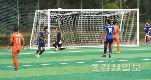 울산전국체전 축구 남자대학부 단체전에서 울산대학교 허승우 선수가 첫골을 넣고 주먹을 쥐며 환호하고 있다.. 김도현 기자 gulbee09@ksilbo.co.kr