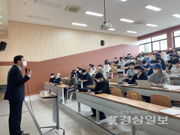 울산과학대학교(총장 조홍래)는 재학생의 취업역량 강화를 위해 울산지역 석유화학 업종 기업체 임원을 초청해 릴레이 특강을 열고 있다.