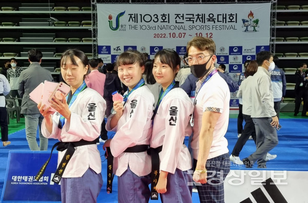 왼쪽부터 한현진(25), 장은영(25), 곽다혜(28), 천장수 감독