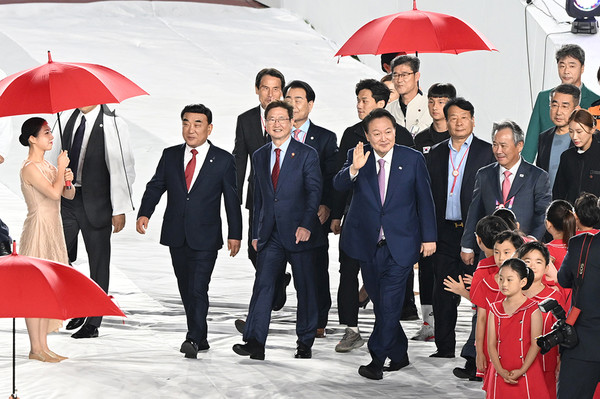 7일 울산종합운동장에서 열린 제103회 전국체육대회 개회식에서 윤석열 대통령과 김두겸 울산시장, 이윤철 울산상의회장, 김석기 울산시체육회장 등 주요인사들이 입장하고 있다. 김동수기자