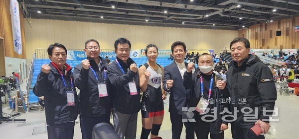 울산시체육회는 김철욱 시 문화체육정책특보가 10일 울주군 삼남읍 울산전시컨벤션센터에서 열린 레슬링 여자일반부 자유형 62㎏급 경기에서 금메달을 획득 울산시체육회 소속 장은실 선수에게 금메달을 수여하고 격려했다고 밝혔다.