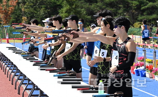 ▲ 10일 울산스포츠과학고 운동장에서 열린 전국체육대회 남자 근대5종경기에서 선수들이 경기를 펼치고 있다. 김경우기자 woo@ksilbo.co.kr