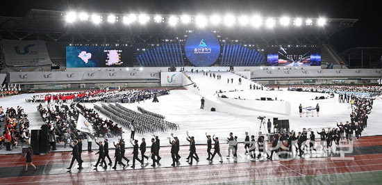 ▲ 지난 7일 울산종합운동장에서 열린 제103회 전국체육대회 개회식에서 울산시선수단이 마지막으로 입장하고 있다. 김동수기자 dskim@ksilbo.co.kr