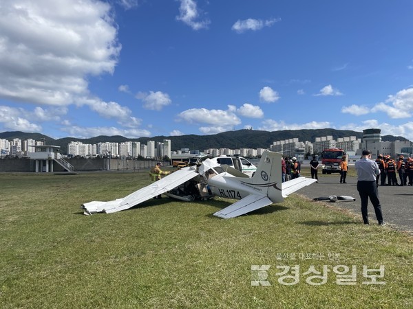 오전 11시55분께 울산공항으로 경비행기 1대가 추락했다.