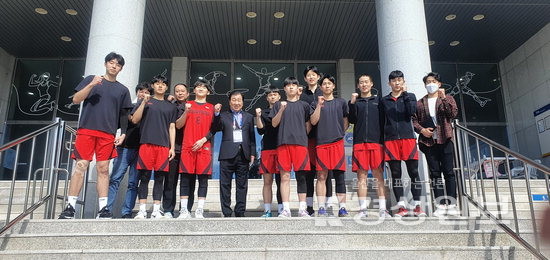 ▲ 울산시체육회 박소흠 부회장(가운데)이 13일 전국체전 농구경기장을 찾아 울산 무룡고등학교 농구선수들을 격려하고 있다.